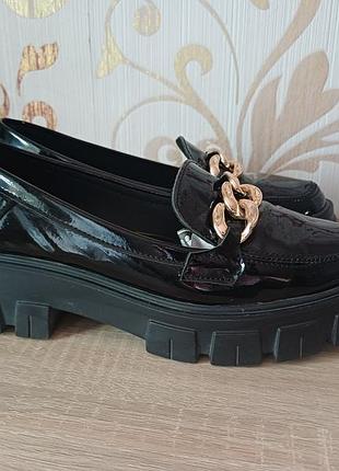 Кожаные лоферы на тракторной подошве