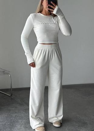 Женский молочный велюровый костюм, подчеркивающий фигуру | кофта укороченная и широкие брюки | 686