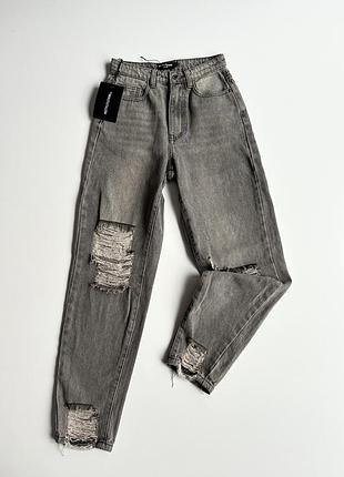 Джинси сірого кольору з потертостями prettylittlething