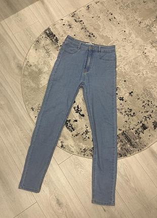 Светлые тонкие джинсы