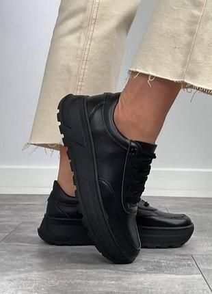 Кросівки шкіряні.