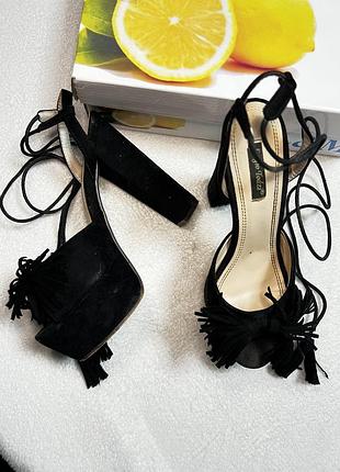 Чорні жіночі босоніжки на високому каблуку на завʼязках