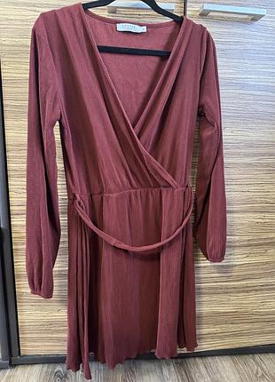 Жіноче плаття , дуже гарного кольору , має резинку на рукавах та талії , також ремінець стрічка