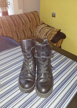 Зимові жіночі шкіряні черевики 37 розмір, в хорошому стані, тільки трохи стерті каблуки під п'ятою, але не критично. інших дефектів немає