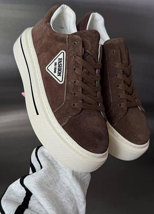 Замшевые кроссовки