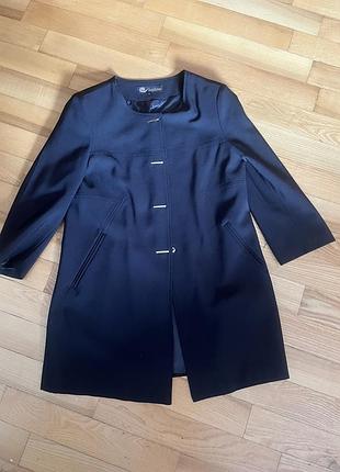 Красивий чорний короткий тренч