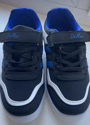 Нові кросівки з підсвіткою на подошві для хлопчика