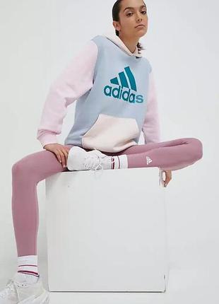 Толстовка adidas essentials с цветным логотипом