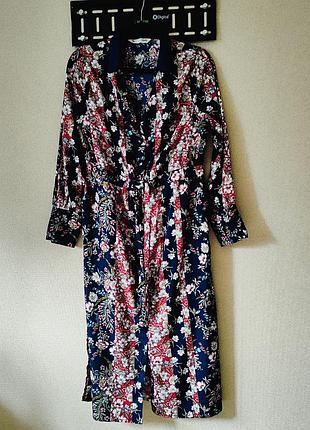 Яркое платье в цветочный принт