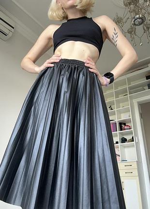 Плісована спідниця з еко шкіри нижче колін, на резинці