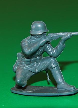 35 немец немецкий пехотинец с ружьем солдати airfix revell 54мм вторая мировая война