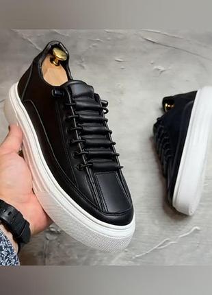 Чоловічі шкіряні кеди чорного кольору на високій білій підошві