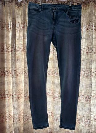 Джинсы женские голубые(на фото темнее), стрейч, полуобъем талии 45см, полуобъем бедер 52см, длина изделия 104см