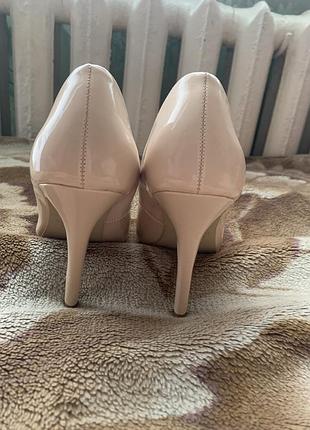 Колір: беж  фірма: atmosphere матеріал: еко-шкіра  розмір: 37  висота каблука: ~10 см стан: дуже хороший, одягали кілька разів.