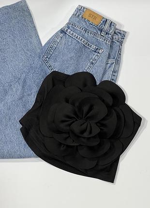 Чорний топ з квіткою