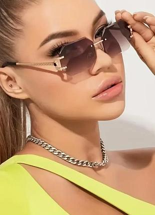 Солнезахисні окуляри кольору бургунді