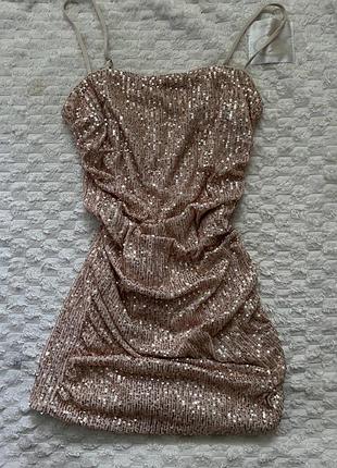 Блискуча сукня