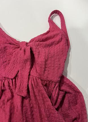 Рожева легка сукня до коліна