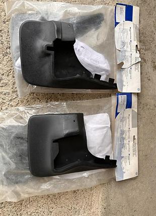 6n0075111a або 6n0075112 бризговики передні vw polo 00-02рр оригінал
