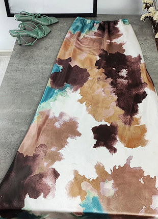 Стильна сатинова максі спідниця в абстрактний принт boohoo