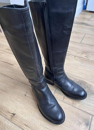 Высокие кожаные сапоги