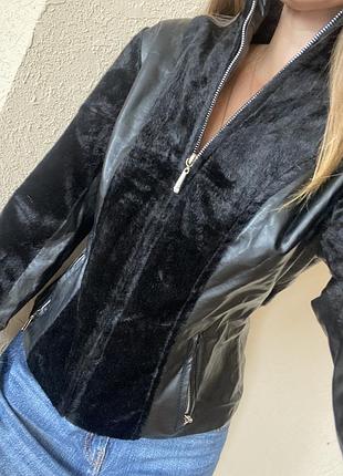 Приталена куртка шкірянка під горло з вставками хутра