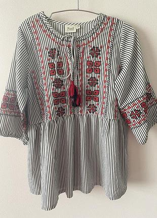 Вишиванка; вишита блуза