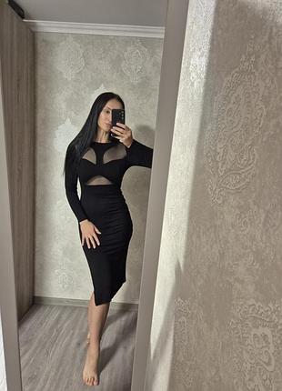Женское черное облегающее платье миди с разрезом