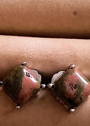 Серьги гвоздики с унакитом