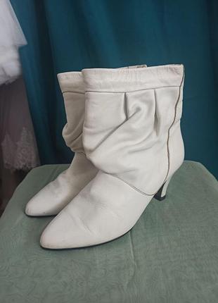 Белые ботильоны 39р. кожа.