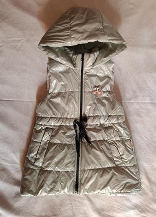 Жилетка на девочку с капюшоном