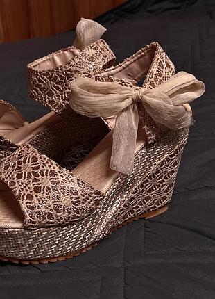 Бежеві золотисті босоніжки жіночі 39 на танкетці з ажурним мереживом та стрічками