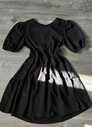 Чорна сукня з об’ємними рукавами