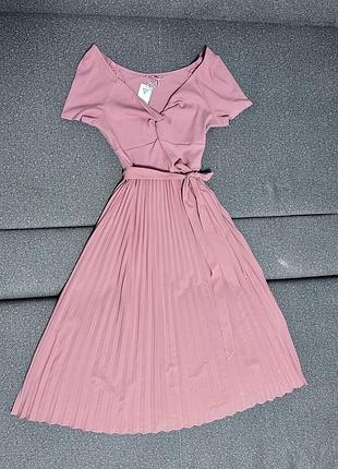 Сукня персикового кольору бренд guess