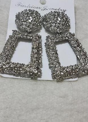 Крупные серьги из серебристого металла