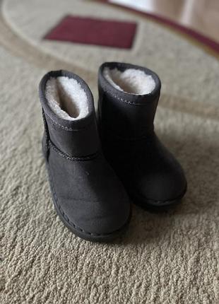 Взуття дитяче підійде для хлопчика і дівчинки