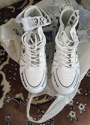 Кроссовки молодежные.