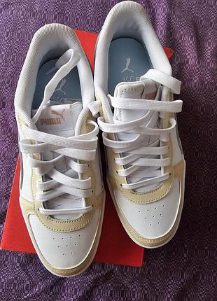 Кроссовки фирменные,стильные.