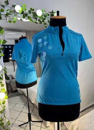 Фирменная спортивная футболка, с карманом по спинке и силиконовой резинкой по низу