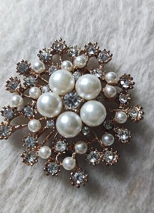Брошь с кристаллами и имитацией жемчужин