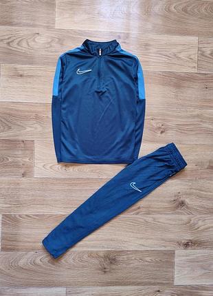 Класний спортивний костюм