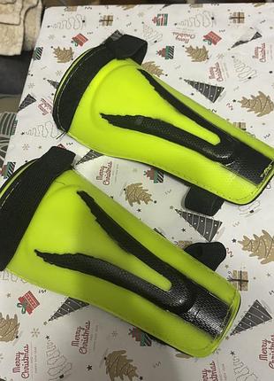 Щитки футбольні