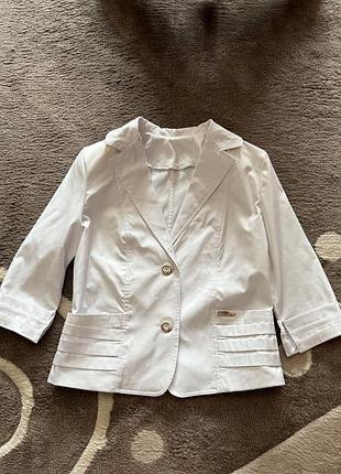 Білий піджак