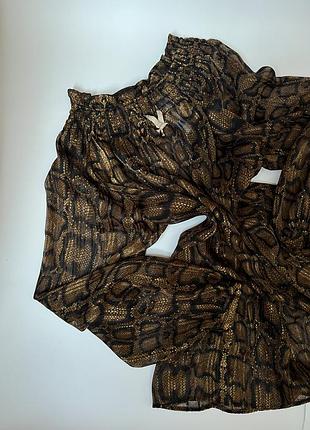 Легка коричнева блуза з довгими руками зі зміїним принтом під горло