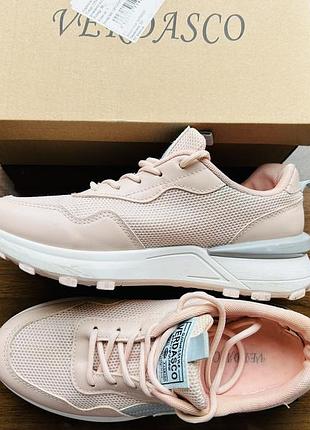 Бежеві, пудрові кросівки в ідеалі