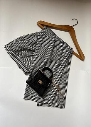 Класичні чорно-білі широкі брюки