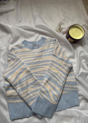 Смугастий светр в ніжних кольорах