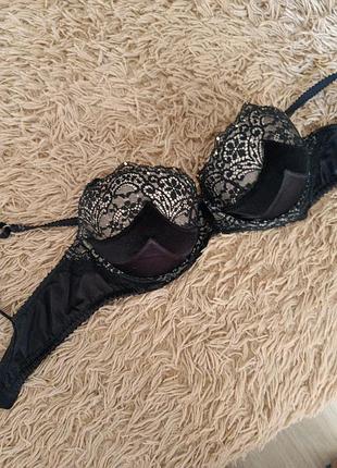 Черный бюстгальтер