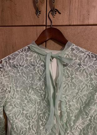Блуза мʼятного ніжного кольору, з мереживом вінтажна на завʼязках