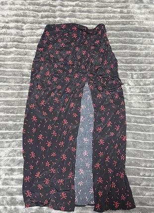 Спідниця міді,жіноча, літня,розмір xs-s,чорна з червоними квітками,